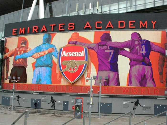 “Chào mừng tới học viện Arsenal, nơi bú mớm cầu thủ cho các đội bóng lớn. Trên tường là những học viên đã tốt nghiệp của chúng tôi”.